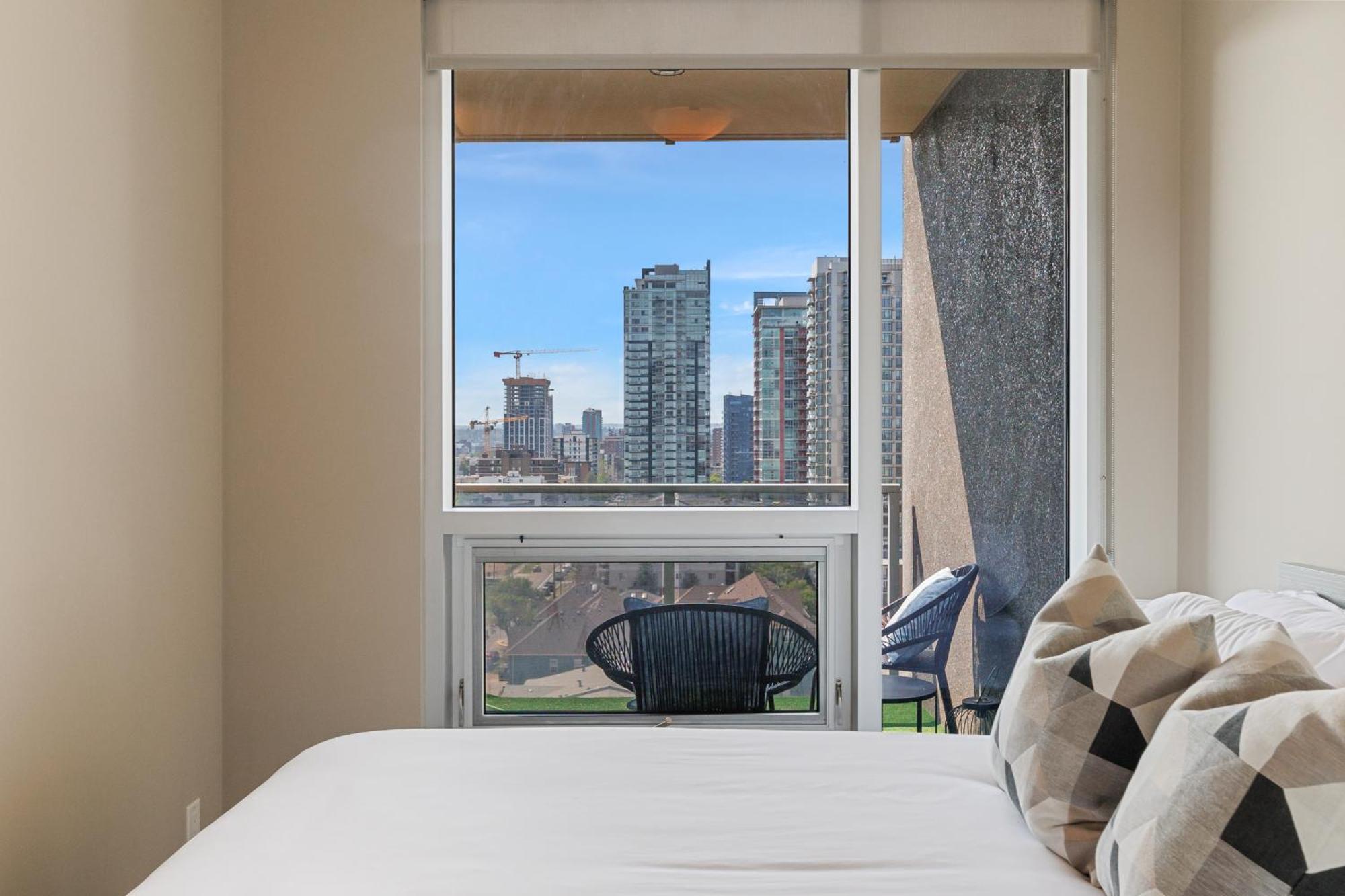 Heart Of Downtown Calgary Spacious Luxury Condo With Stunning Views And Premium Amenities YYC Exterior foto