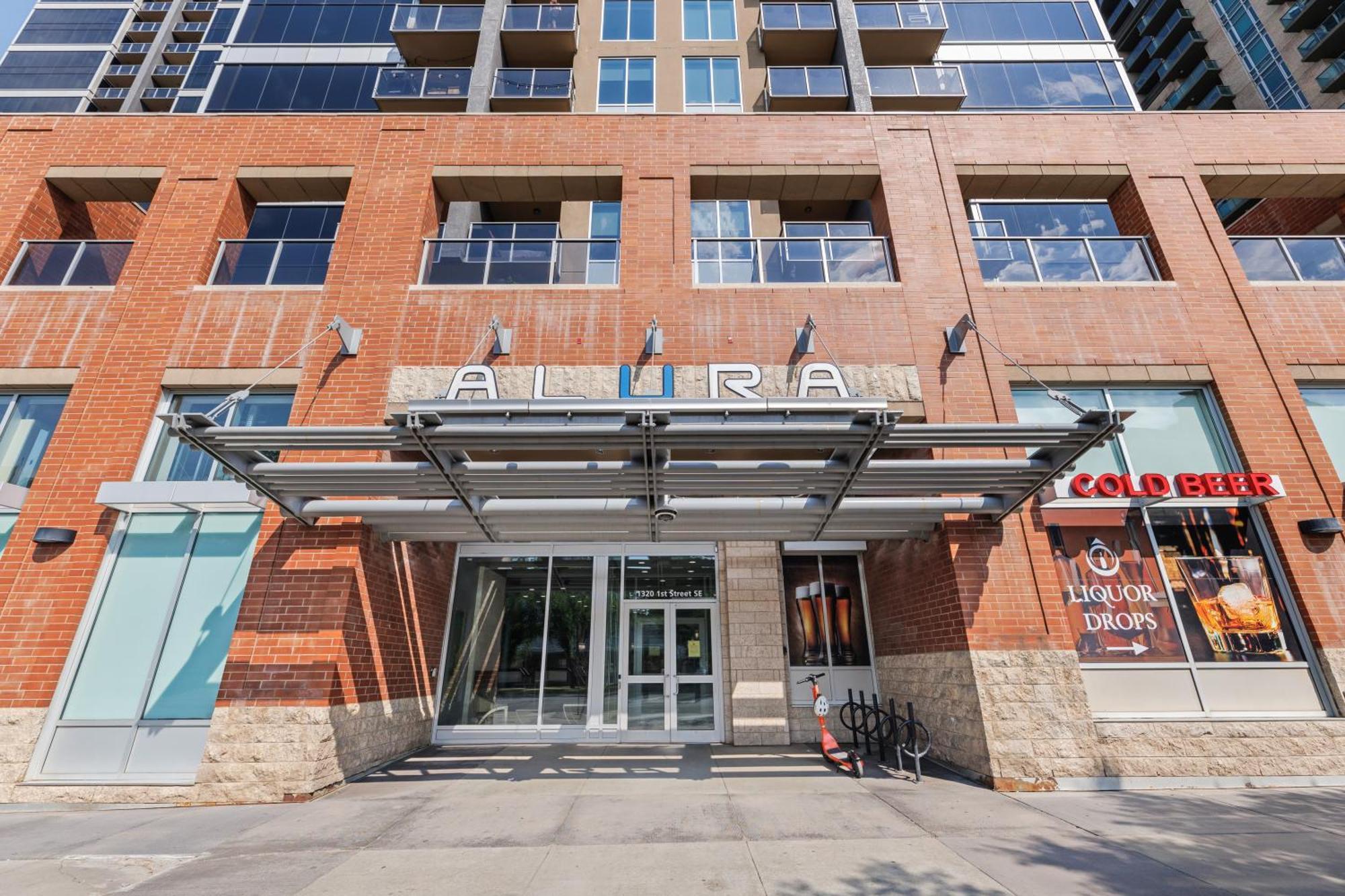 Heart Of Downtown Calgary Spacious Luxury Condo With Stunning Views And Premium Amenities YYC Exterior foto