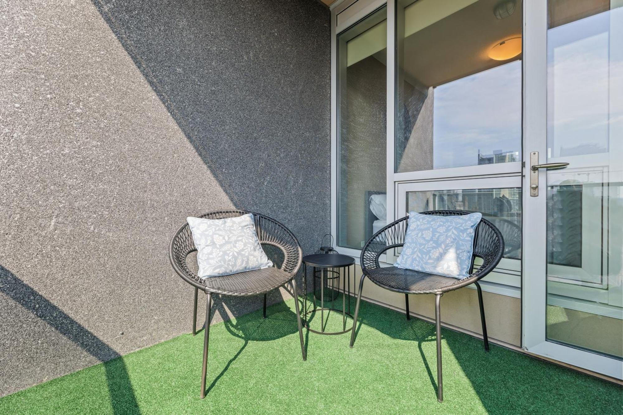 Heart Of Downtown Calgary Spacious Luxury Condo With Stunning Views And Premium Amenities YYC Exterior foto